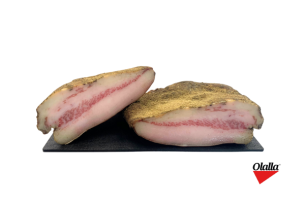 Guanciale de bajoue de porc ibérique affinée aux herbes, idéal pour les recettes de pâtes carbonara.